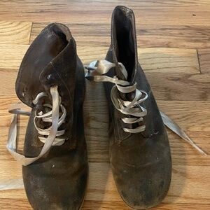 Size 8.5 brown suede women’s boots